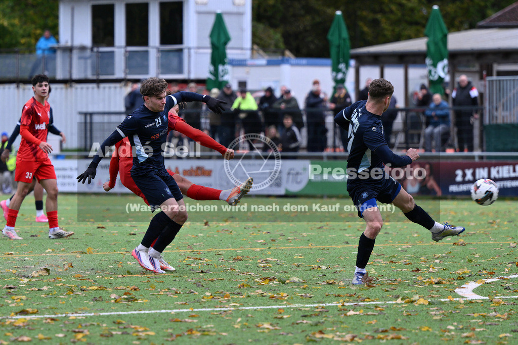 FC Kilia Kiel vs SC Rapid Lübeck | Jan Matti Seidel (Kilia #10) vs Ivan Taritas (Rapid #23) &amp; Mario Nagel (Rapid #27) / Fußball-Oberliga Männer 2026/2027 / FC Kilia Kiel vs SC Rapid Lübeck / Kilia Sportplatz / Kiel / 24.10.26 - Realisiert mit Pictrs.com