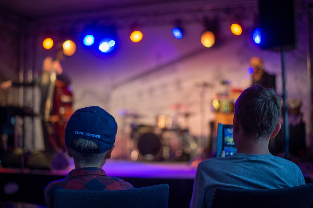 Summ Summ Salsa | Kinderkonzert Summ Summ Salsa mit Klazz Brothers & Cuba Percussion im Forte Belvedere Leisnig zum Festival Hallo Leisnig 2022. - Realisiert mit Pictrs.com