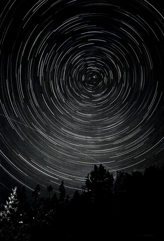 Sternspuren_1967 org_A3+_ | Langzeitbelichtung, 3 Stunden. Bayrischer Wald, Mitterfels bei Straubing. Hinter dem Haus von Mayer Gretl. Preisgekrönte Aufnahme. 