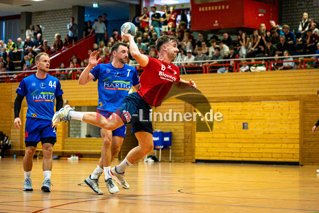 TSV Weiheim gegen SG Kaufbeuren/Neugablonz | Bezirksoberliga Handball Herren 2025/26, TSV Weiheim gegen SG Kaufbeuren/Neugablonz, 20251004,Torwurf Andreas KUNZ (TSV Weilheim 6),2025-10-04 in Weilheim (Jahnhalle)Roman HAGGENMÜLLER (SG Kaufbeuren/Neugablonz 7), Andreas KUNZ (TSV Weilheim 6)Copyright: WolfgangxLindner
