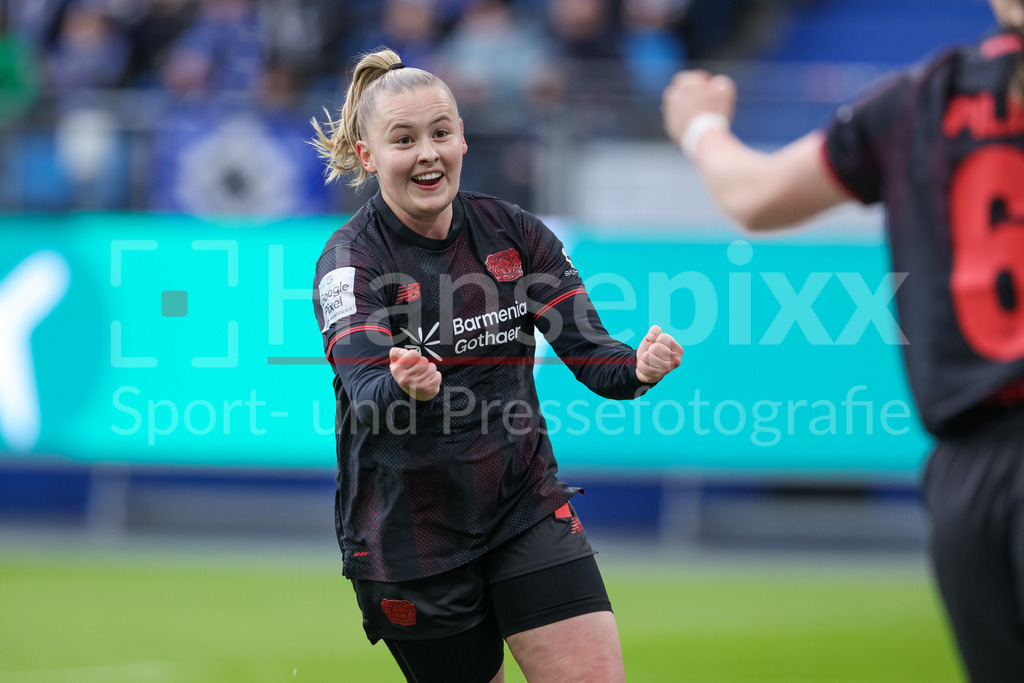 Fussball, Google Pixel Frauen-Bundesliga, Hamburger SV - Bayer 04 Leverkusen | v.li.: Torschützin Vanessa Fudalla (Bayer 04 Leverkusen, 21) und Katharina Piljic (Bayer 04 Leverkusen, 6) mit Torjubel, Jubel, jubeln, jubelt, optimistisch, Spielszene, Highlight, Freude über das Tor zum 0:1, DIE DFB-RICHTLINIEN UNTERSAGEN JEGLICHE NUTZUNG VON FOTOS ALS SEQUENZBILDER UND/ODER VIDEOÄHNLICHE FOTOSTRECKEN. DFB REGULATIONS PROHIBIT ANY USE OF PHOTOGRAPHS AS IMAGE SEQUENCES AND/OR QUASI-VIDEO.
