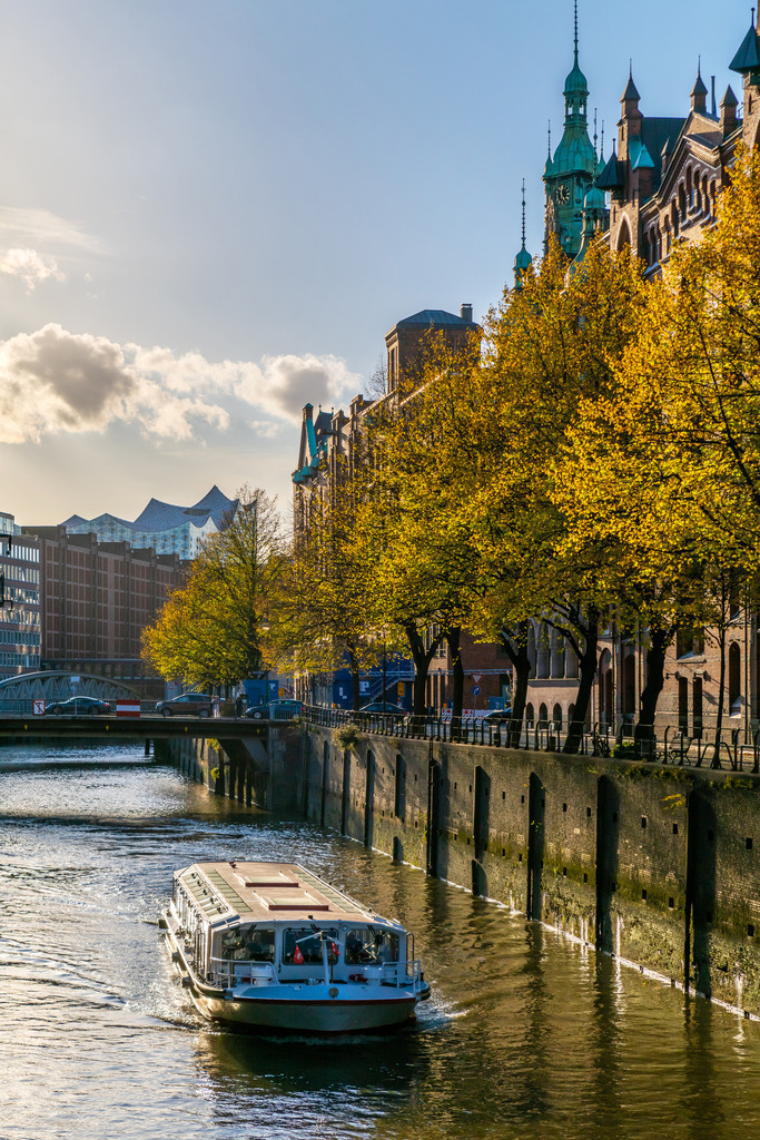 10231110 - Herbstliche Speicherstadt | Blick auf eine Barkasse am Holländischbrookfleet in der herbstlichen Speicherstadt.