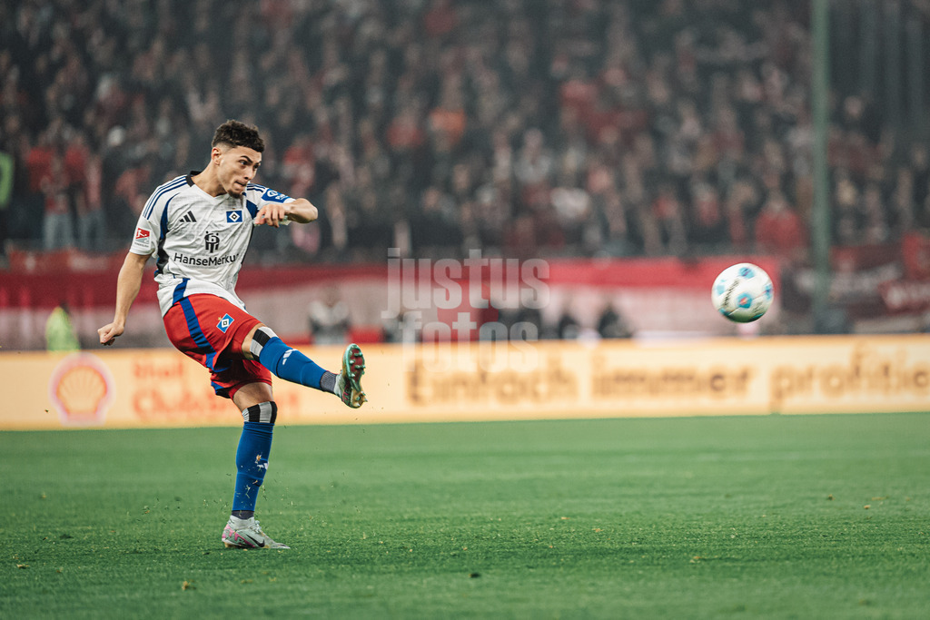 Fußball | Männer | Saison 2024/2025 | 2. Fußball-Bundesliga | 23. Spieltag | Hamburger SV vs. 1. FC Kaiserslautern | 21.02.2025 | William Mikelbrencis (#2, HSV) spielt den Ball