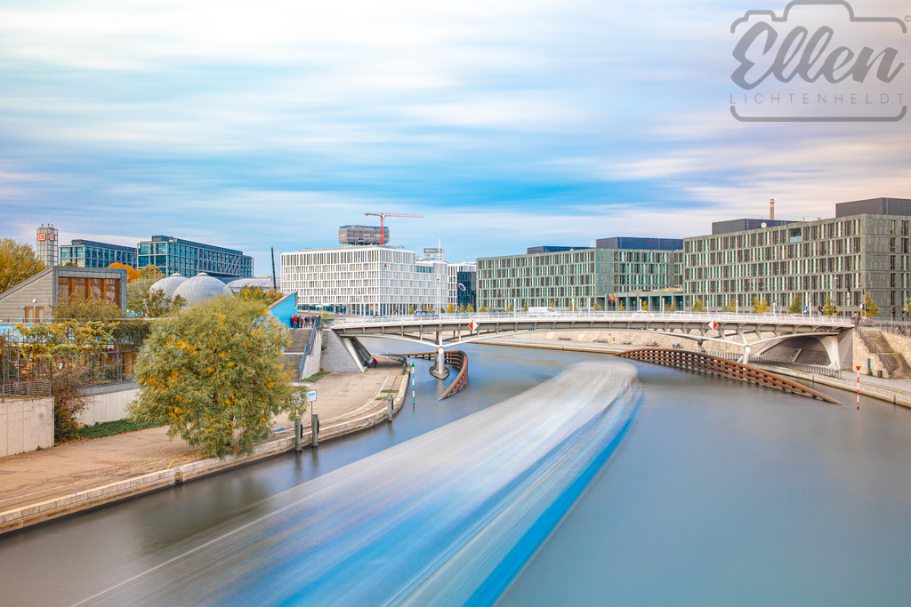 Flow of the City | A long exposure captures the steady rhythm of urban life in Berlin — architecture, movement, and water merging into one dynamic flow. A glimpse of the city’s pulse, ever-changing yet harmoniously balanced. - Realisiert mit Pictrs.com
