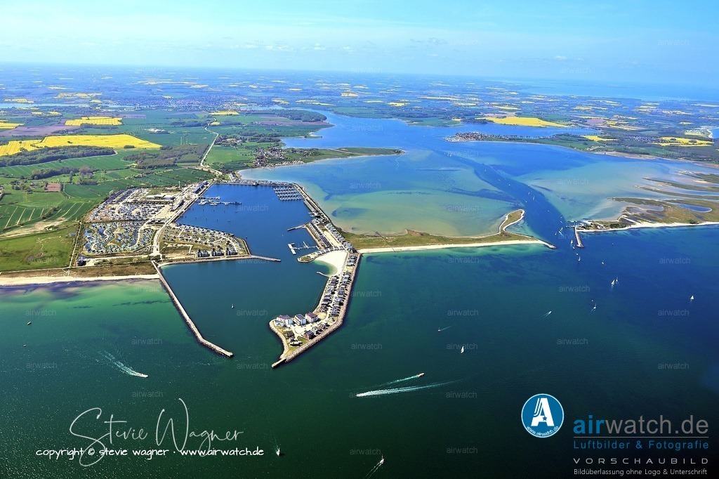  Luftbild OstseeResort Olpenitz - Exklusive Ferienhäuser an der Ostseeküste | OstseeResort Olpenitz: Das ursprüngliche Projekt, ursprünglich als „Port Olpenitz“ bekannt, sah 7000 Übernachtungsplätze und 2500 Bootsliegeplätze vor. Der Baubeginn erfolgte 2009, wobei ein Anker im Hafenbecken als symbolischer Spatenstich versenkt wurde.