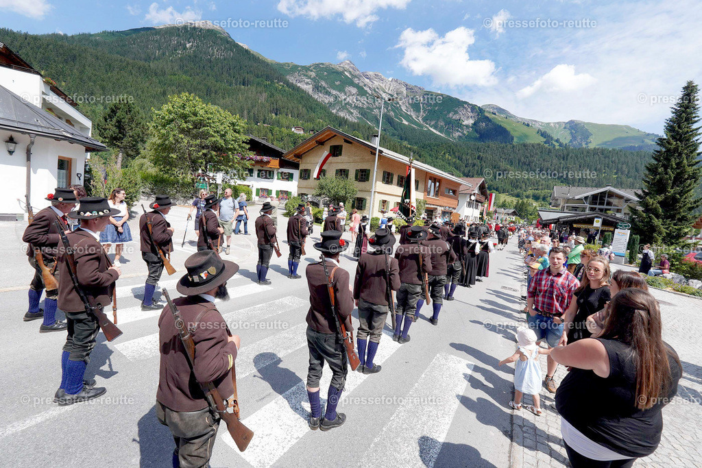 e26-news-2023-Juli23-Regimentsschuetzenfest-UMZUG_DORF-ww-DSC02310 | Info aus dem Bezirk Reutte/Ausserfern Tirol sowie eine umfangreiche Bilddatenbank über die gesamte Region: Lechtal, Talkessel Reutte, Tannheimertal, Zwischentoren. Lech, Plansee, Zugspitze, Grenztunnel, B179, Fernpassstraße, Verkehr, Lawinen, Tradition, - Realisiert mit Pictrs.com