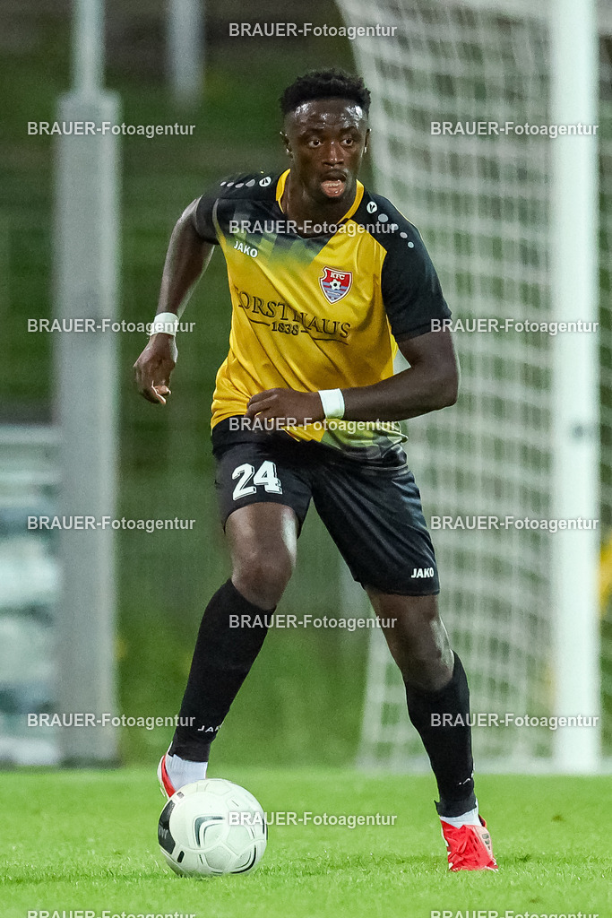 SB_KFCBAU_20250815_5397.JPG -  - KFC Uerdingen - SF Baumberg - Oberliga Niederrhein | Krefeld, Deutschland, 15.08.25: Kingsley Helmut Marcinek (KFC Uerdingen) in Aktion, am Ball, Einzelaktion während des Oberliga Niederrhein Spiels zwischen KFC Uerdingen - SF Baumberg in der Grotenburg Stadion am 15. August 2025 in Krefeld, Deutschland. (Foto von Stefan Brauer/Brauer-Fotoagentur)