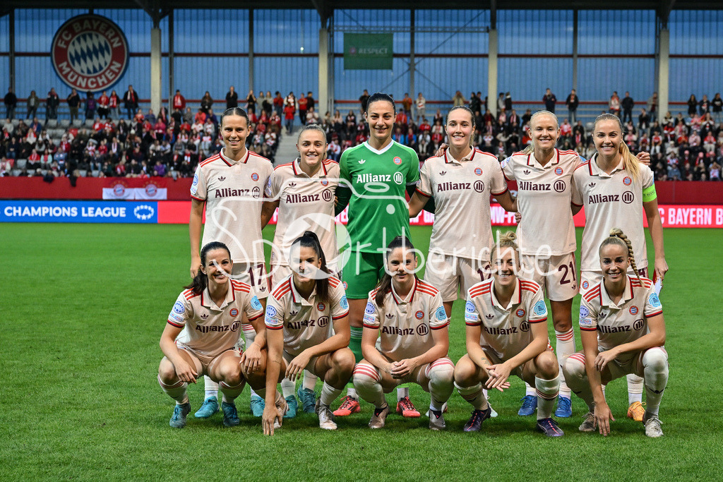 FC Bayern München Frauen - Arsenal London Frauen | Im Bild die Startelf der FC Bayern Frauen beim Heimspiel gegen Arsenal / Mannschaftsfoto / Mannschaftsbild / Teamfoto / UEFA Womens Champions League: FC Bayern München Frauen - Arsenal London Frauen, FC Bayern Campus am 09.10.2024