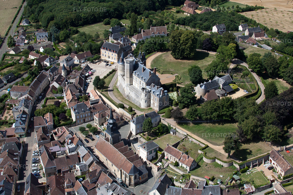 Luftbild: Burganlage des Schloß in Montmirail im Bundesland Sarthe in Frankreich. Foto: IMG_20008.jpg vom 30.07.2009 durch Werner Riehm/FLY-FOTO.de