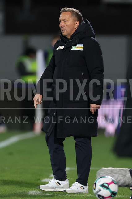 TSV Egger Glas Hartberg vs SV Oberbank Ried – Austrian Bundesliga Match | The image shows headcoach Manfred Schmid (Hartberg) give order, at the Bundesliga match TSV Hartberg vs SV Ried at Profertil Arena Hartberg. 22.11.2025