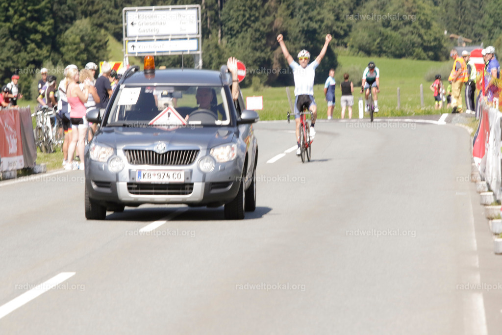 915_20230817_Bewerb_Maenner_Muehlanger | AUT - OESTERREICH, 2023-08-16: SPORT RENNRAD-FAHREN - 55. INTERNATIONALER RADWELTPOKAL IN ST. JOHANN IN TIROL  - Vintage-Radrennen mit WM-Bronze-Medaillen-Siegerin Christina Schweinberger, den Teilnehmer und Alexander Baumann (vom Orginastions-Team) - TAG 2 BEWERB MAENNER IN SECHS GRUPPEN  ; Foto: Roland Muehlanger