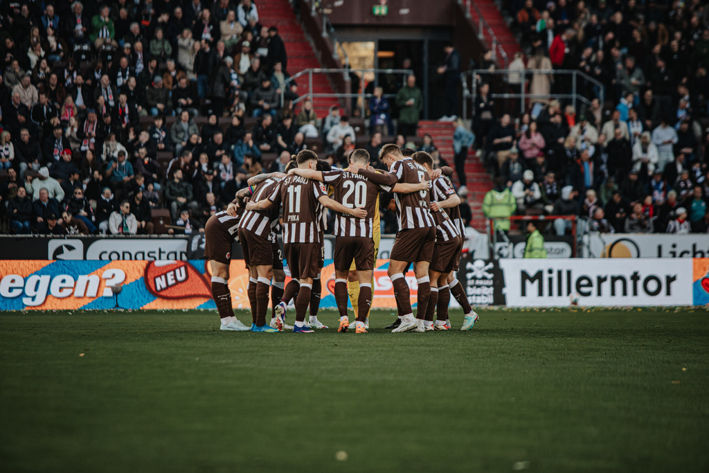 IMG_5388 | Der offizielle Shop für FC St. Pauli Fotos. Wähle aus Spielszenen & Fanmomenten dein FCSP Wunschformat. Wir liefern Millerntor-Atmosphäre.