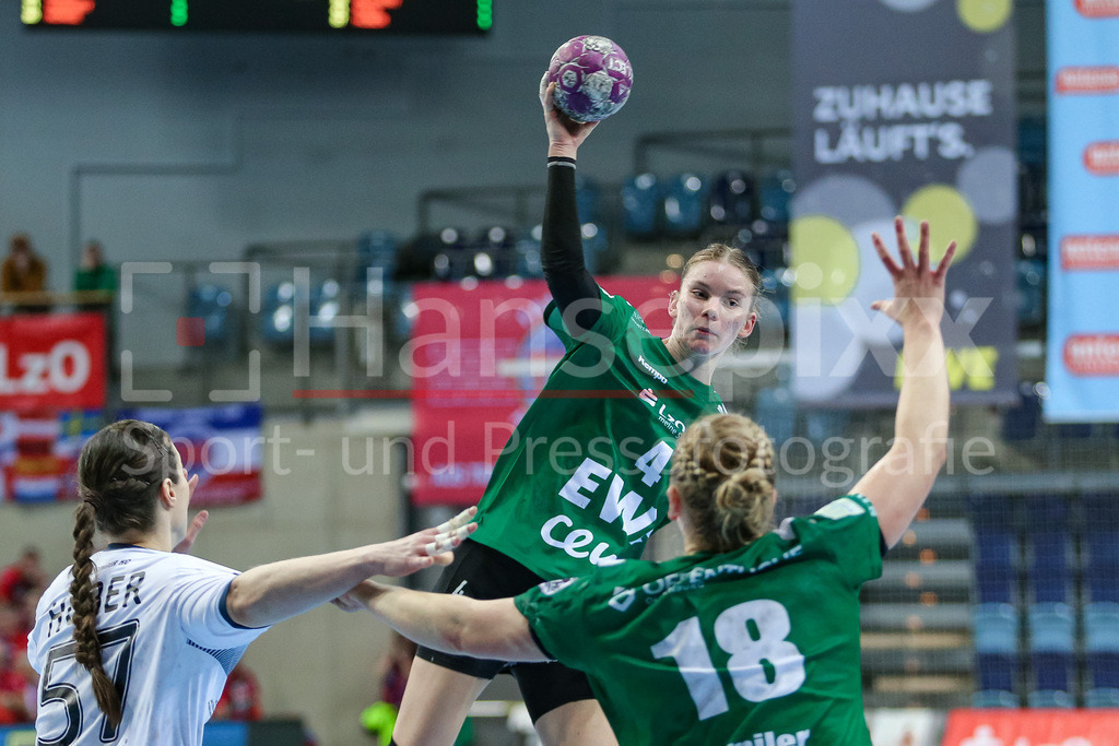 Handball, Bundesliga Frauen, VfL Oldenburg - Thüringer HC | v.li.: Toni Reinemann (VfL Oldenburg, 4) am Ball, Spielszene, Aktion, Action