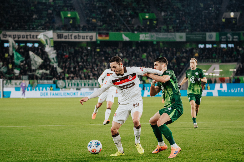 FCP08847 | Der offizielle Shop für FC St. Pauli Fotos. Wähle aus Spielszenen & Fanmomenten dein FCSP Wunschformat. Wir liefern Millerntor-Atmosphäre.