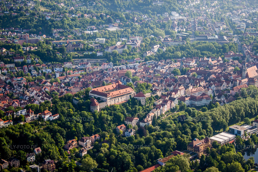 Luftbild: Burganlage des Schloß Schloss Hohentübingen mit Museum Alte Kulturen | in Tübingen im Bundesland Baden-Württemberg in Deutschland. Foto: IMG_67721.jpg vom 09.06.2014 durch Werner Riehm/FLY-FOTO.de