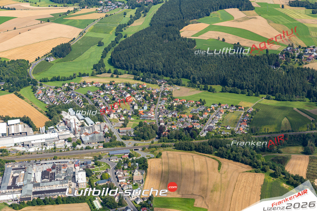 Die Luftaufnahme Holenbrunn - Wunsiedel wurde 2021 mittels Flugzeug (keine Drohne) erstellt. Hohe Auflösung -für große Poster und Wandbilder geeignet!