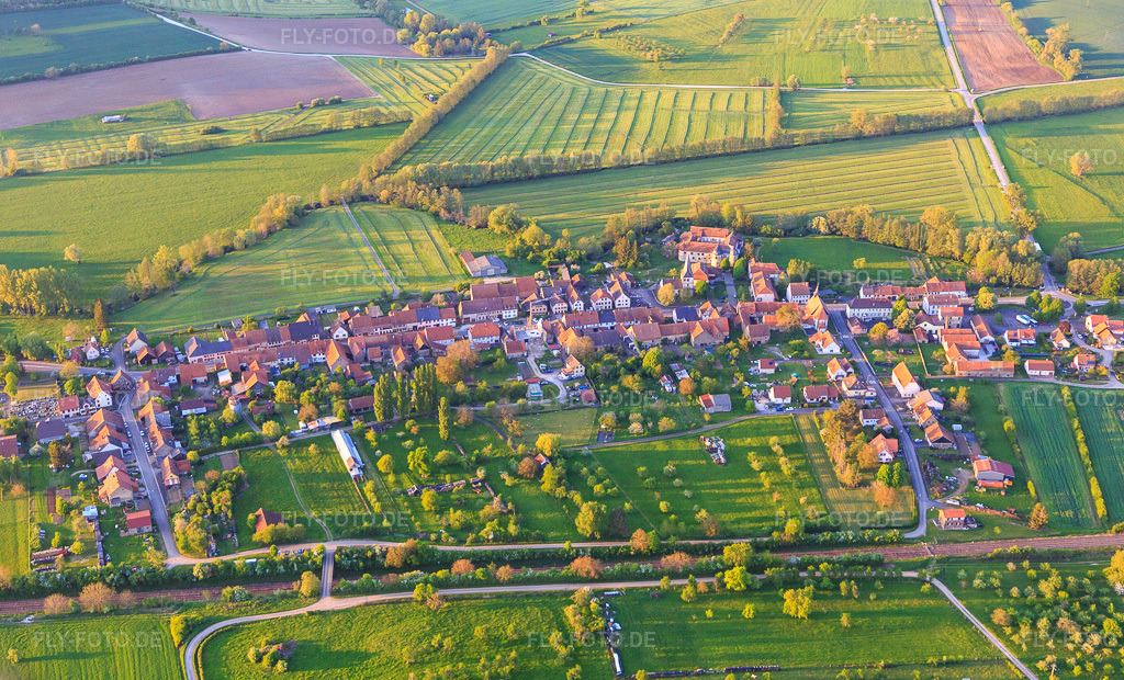 Luftbild: Dorfansicht aus Süden in Lorentzen im Bundesland Bas-Rhin in Frankreich. Foto: IMG_145874.jpg vom 30.04.2025 durch Werner Riehm/FLY-FOTO.de