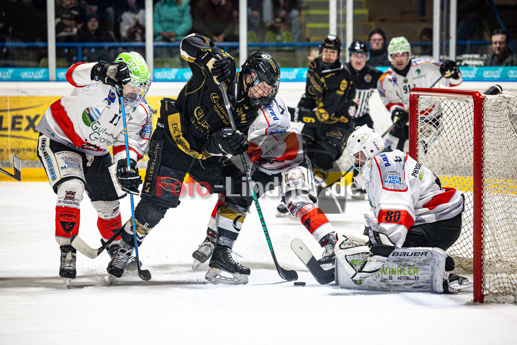 EHC Königsbrunn PINGUINE gegen TSV Peißenberg MINERS | Eishockey Bayernliga Herren Playoffs Viertelfinale 2024/25 - Spiel 1 von 7, EHC Königsbrunn PINGUINE gegen TSV Peißenberg MINERS, 20250207,Torchance Tim BULLNHEIMER (EHC 8), Xaver NAGEL (MINERS Goali 80) hält, Aktion vor dem Tor,2025-02-07 in Peißenberg (Eisstadion Peißenberg)Florian SIMON (MINERS 11), Tim BULLNHEIMER (EHC 8), Xaver NAGEL (MINERS Goali 80)Copyright: WolfgangxLindner foto-lindner.de