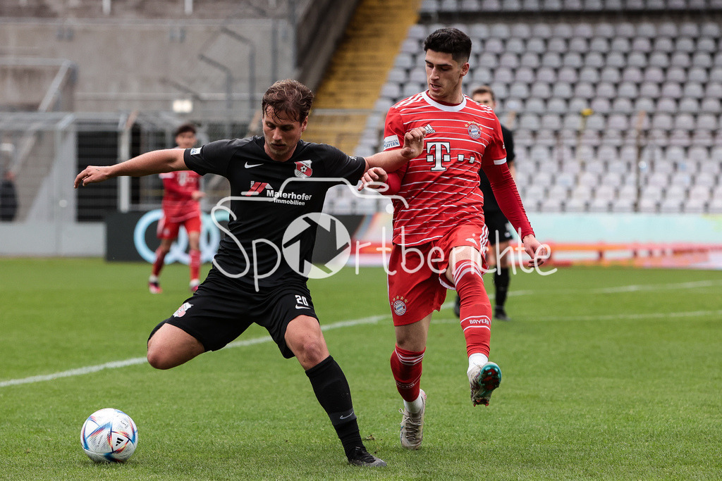 FC Bayern Amateure - SpVgg Hankofen-Hailing | David VOGL (HANK #20) im Duell mit Grant Leon RANONS (FCB #22)