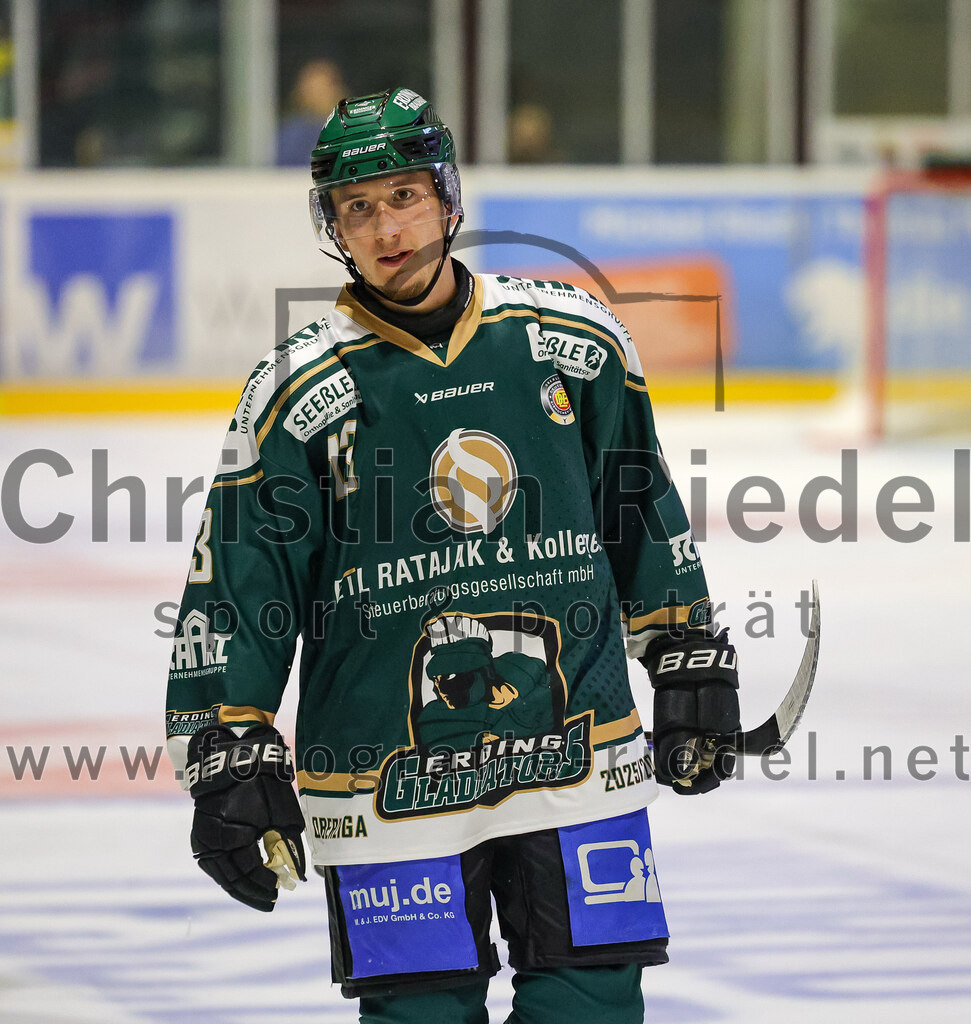 2025-08-22_038_TSV_Erding_gegen_EV_Fuessen | Erding, Deutschland, 22.08.2025:Eishockey, Oberliga Süd 2025 / 2026, Testspiel, TSV Erding gegen EV Füssen, Endergebnis: 1:4Björn Salhi (Erding Gladiators, #13)Foto: Christian Riedel / fotografie-riedel.net