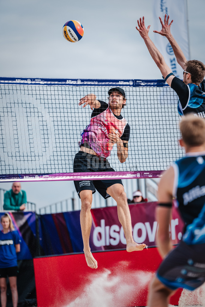 Beachvolleyball | Männer | German Beach Tour 2024 | Tourstop Bremen | 09.06.2024 | Paul Henning beim Angriff