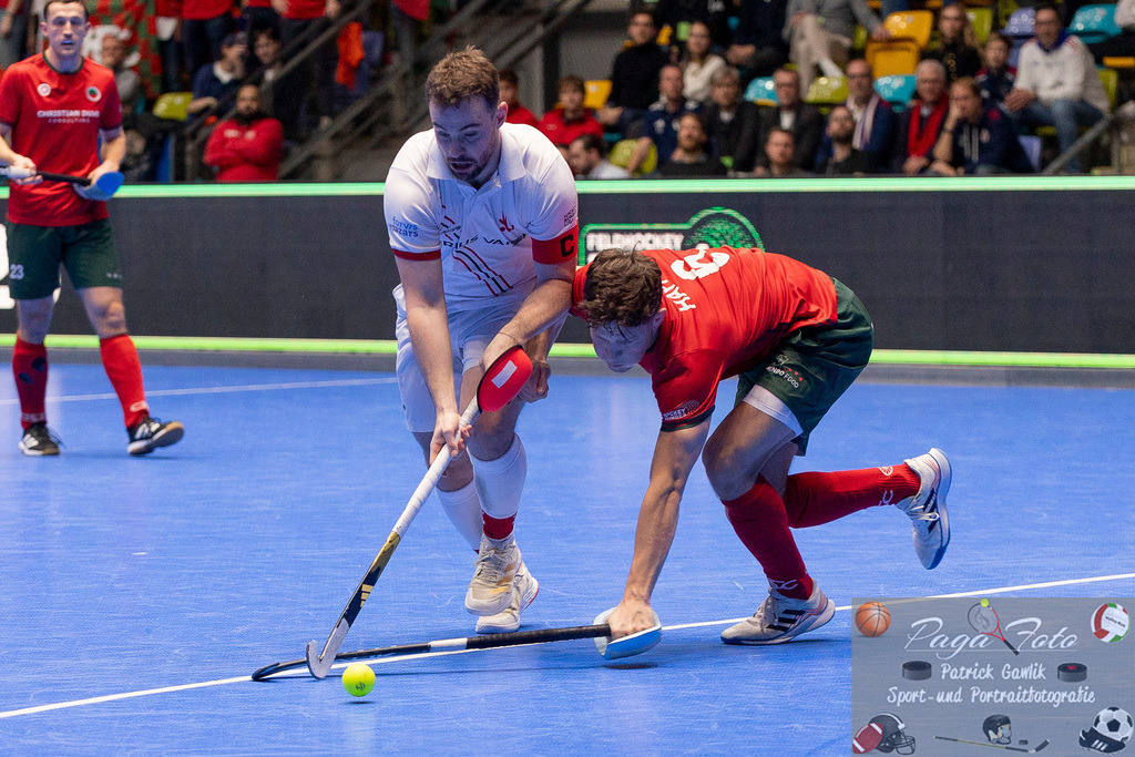 Volvo E.R.B. Final 4 Halbfinale Männer: TSV Mannheim Hockey - Crefelder HTC, 25.01.2025 | Nicolas Proske (TSV Mannheim #9) & Julius Hayner (Crefelder HTC #6) im Kampf um den Ball, TSV Mannheim Hockey - Crefelder HTC, Frankfurt, Süwag Arena, 25.1.2025 - Realisiert mit Pictrs.com