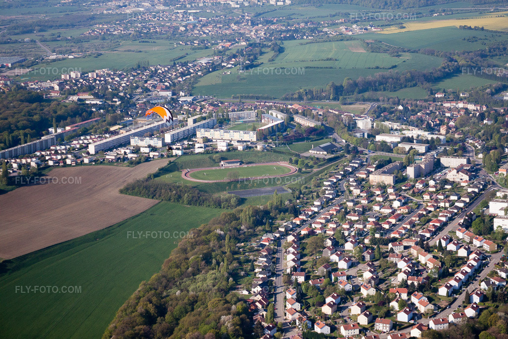 Aerial view: JS Wenheck Football Club and Gymnase La Carrière at Collège La Carrière in the district Le Wehneck in Saint-Avold in the state Moselle, France. – Photo: IMG_39669.jpg taken on 04/16/2011 by Werner Riehm/FLY-FOTO.com – Resolution of the original: 4752 x 3168 px – JS Wenheck | La passion du football pour tous depuis 1968