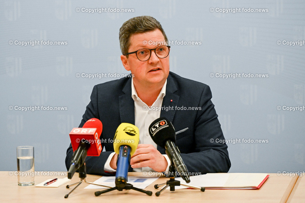 Pressekonferenz LR Michael Lindner (SP)_ Jugendschutz auf Hoehe der Zeit_ 12.04.2023-9 | 12.04.2023, Presseclub Linz, AUT, Pressekonferenz LR Michael Lindner (SP), Jugendschutz auf Hoehe der Zeit-Praesentation der Ergebnisse zur Beteiligung, im Bild LR Michael Lindner (SP)