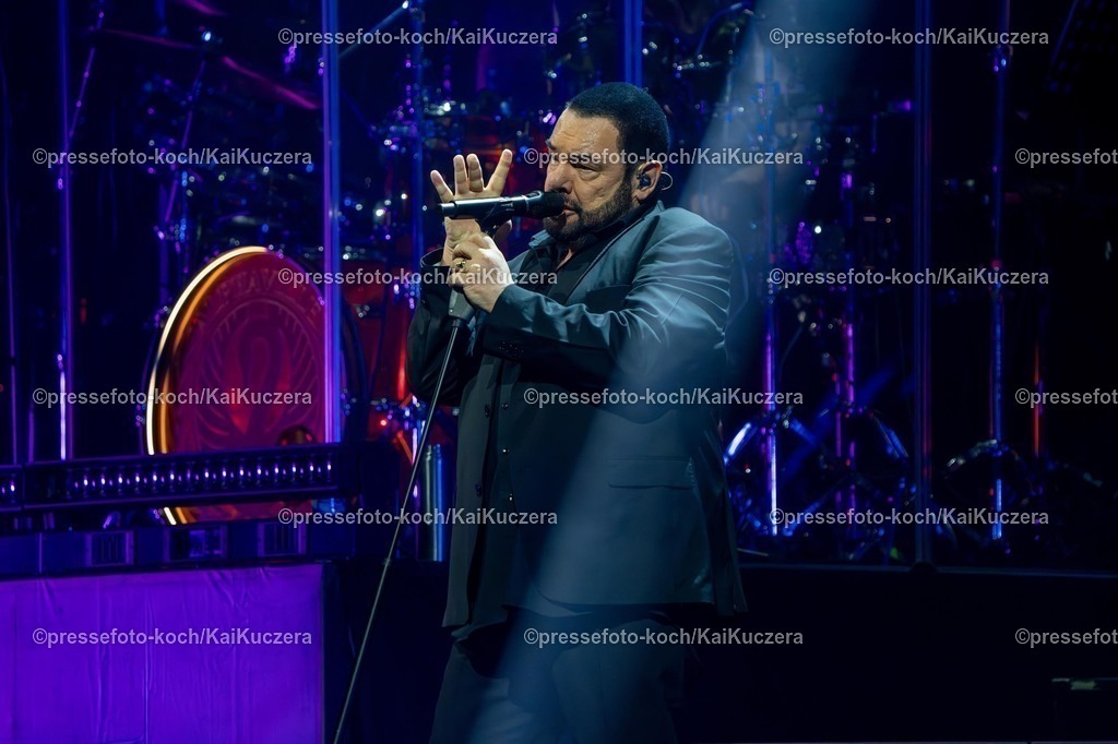 KKU06022501014 | 25.01.2025, xkkux, Düsseldorf, Die Band Alphaville performt bei ihrem Konzert Forever! LIVE Best of 40 Years in der Mitsubishi Electric HALLE. Im Bild Sänger und Frontman Marian Gold