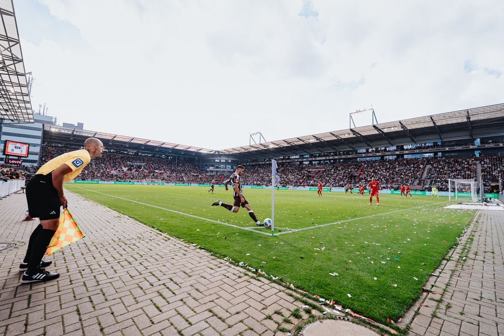 HEV04851 | Der offizielle Shop für FC St. Pauli Fotos. Wähle aus Spielszenen & Fanmomenten dein FCSP Wunschformat. Wir liefern Millerntor-Atmosphäre.