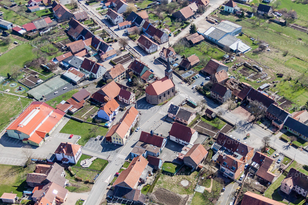 Aerial view: Church building in the village center in Petersbach in the state Bas-Rhin, France. – Photo: IMG_38503.jpg taken on 03/20/2011 by Werner Riehm/FLY-FOTO.com – Resolution of the original: 4752 x 3168 px