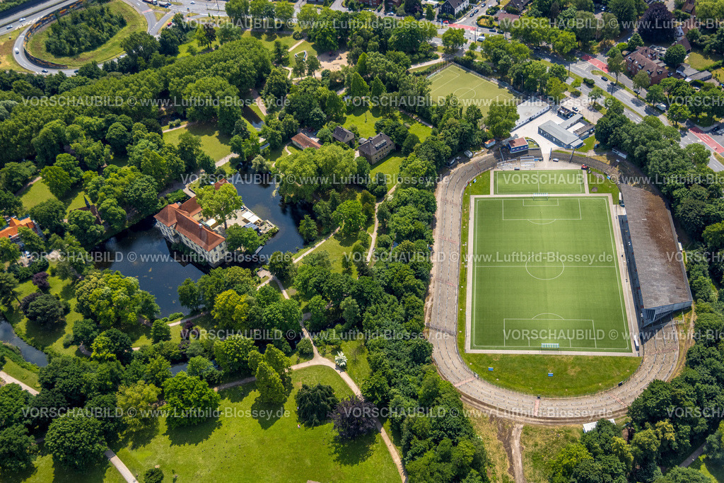 Herne250601845 | Luftbild, Schloss Strünkede Wasserschloss mit Gräfte und Schlosspark und Edeka Koch Sportpark Fußballstadion Sportanlage Stadion am Schloß Strünkede des SC Westfalia 04 Herne e. V., Baukau, Herne, Ruhrgebiet, Nordrhein-Westfalen, Deutschland