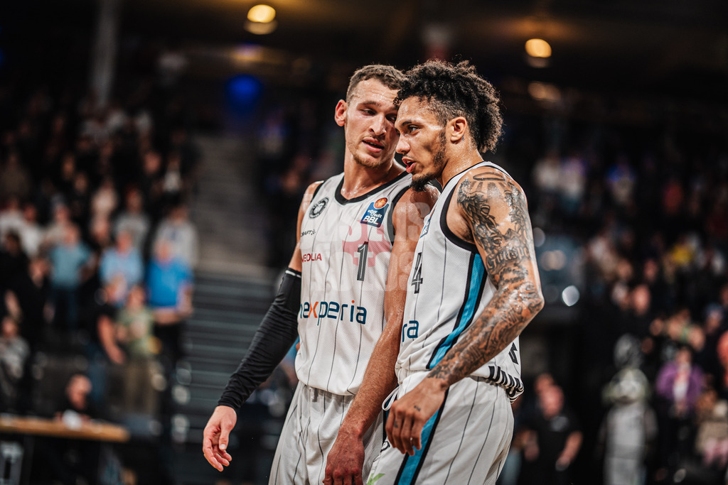 Basketball | Männer | Saison 2024/2025 | easyCredit Basketball Bundesliga | 4. Spieltag | Veolia Towers Hamburg vs. EWE Baskets Oldenburg | 06.10.2024 | v.l. Brae Ivey (#1, Veolia Towers Hamburg) und Jaizec Lottie (#4, Veolia Towers Hamburg)
