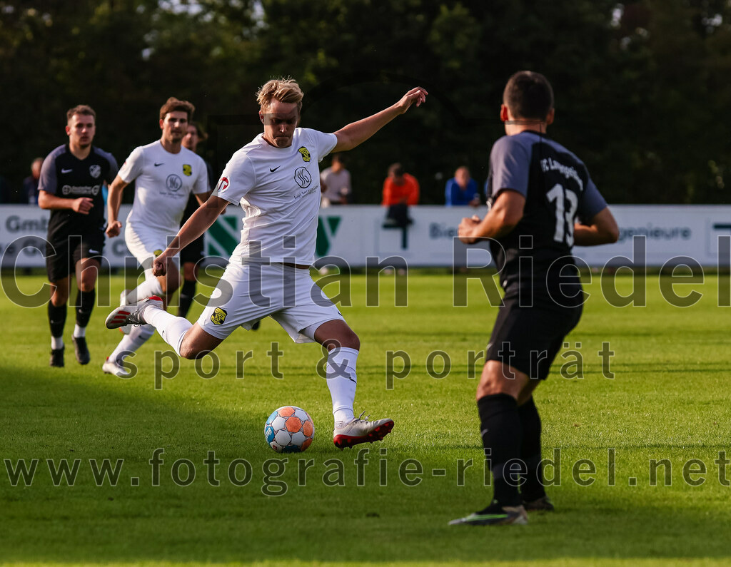 2023-08-08_018_FC_Moosinning_gegen_FC_Langengeisling | Moosinning, Deutschland, 08.08.2023:
Fußball, Bezirksliga Oberbayern Ost 2023 / 2024, 3. Spieltag, FC Moosinning gegen FC Langengeisling, Endergebnis: 0:4

Stefan Haas (FC Moosinning, #8), Maximilian Hintermaier (FC Langengeisling, #13)

Foto: Christian Riedel / fotografie-riedel.net