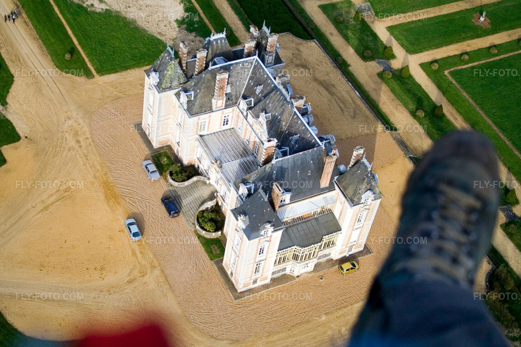 Aerial view: Le Domaine de la Pierre Castle in Coudrecieux in the state Sarthe, France.Photo: IMG_1519.jpg taken on 04/17/2006 by Werner Riehm/FLY-FOTO.comResolution of the original: 3456 x 2304 px