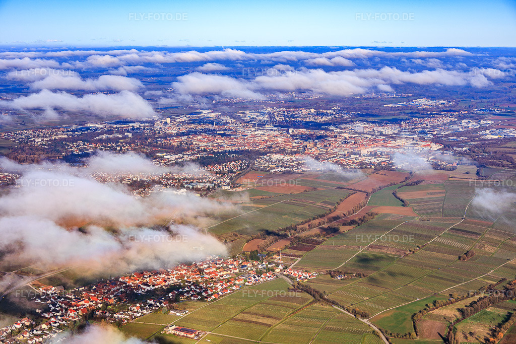Luftbild: Stadtansicht von Südwesten unter Wolken in Landau in der Pfalz im Bundesland Rheinland-Pfalz in Deutschland. Foto: IMG_153233.jpg vom 25.02.2026 durch Werner Riehm/FLY-FOTO.de