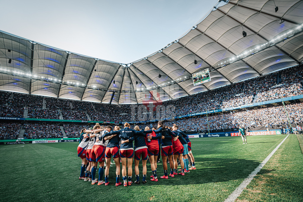 Fußball | Frauen | Saison 2024/2025  | DFB-Pokal der Frauen | Halbfinale | Hamburger SV vs. Werder Bremen | 23.03.2025 | Das Team vom HSV bildet vor dem Spiel einen Kreis im ausverkauften Volksparkstadion