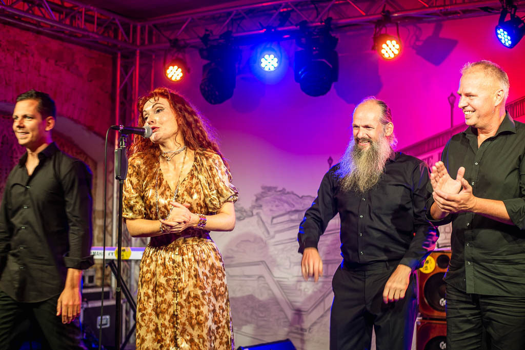 Maria Markesini Konzert | Maria Markesini meets Klazz Brothers im Forte Belvedere Leisnig zum Festival Hallo Leisnig 2022. - Realisiert mit Pictrs.com