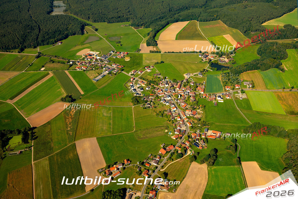Das Luftbild zeigt : Fronau Roding - Die Luftaufnahme wurde 2023 vom UL-Flugzeug aus erstellt ( keine Drohne ) - Hochauflösende Luftaufnahme - Für grossformatige Ausdrucke geeignet. Die Geschenkidee !Mit Lizenz und Bildrechte bestellbar