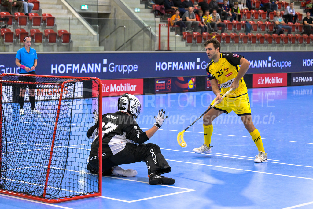 HC Rychenberg vs UHC Uster - 14. October 2022 | HC Rychenberg vs UHC Uster
AXA Arena, Winterthur
Tobias Studer (#23 HC Rychenberg) verwandelt den Penalty mittels Zorro-Move zum 4:3.
Bild: Sportfotografie Markus Aeschimann | www.markus-aeschimann.ch - Realisiert mit Pictrs.com