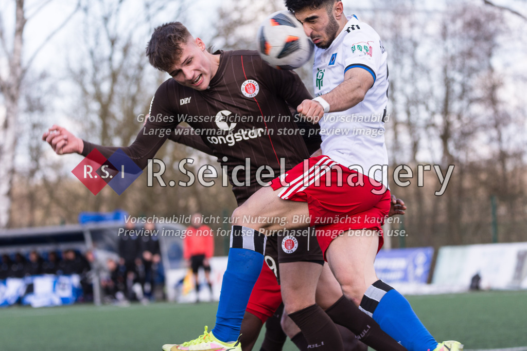 Fußball, Saison 2021/22, A-Junioren Bundesliga, Hamburger SV - FC St. Pauli, Paul-Hauenschild-Plätze (Norderstedt), 02.04.2022, 16. Spieltag | Bennet Winter (#19, Pauli), Milad Nejad Haji Lor (#16, HSV)