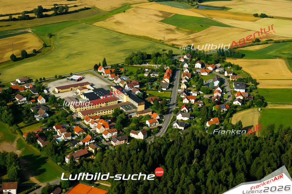 Die Luftaufnahme Neuensorg - Weidhausen wurde vom UL-Flugzeug (keine Drohne) aus fotografiert.Hohe Druck- Auflösung-die Geschenkidee!