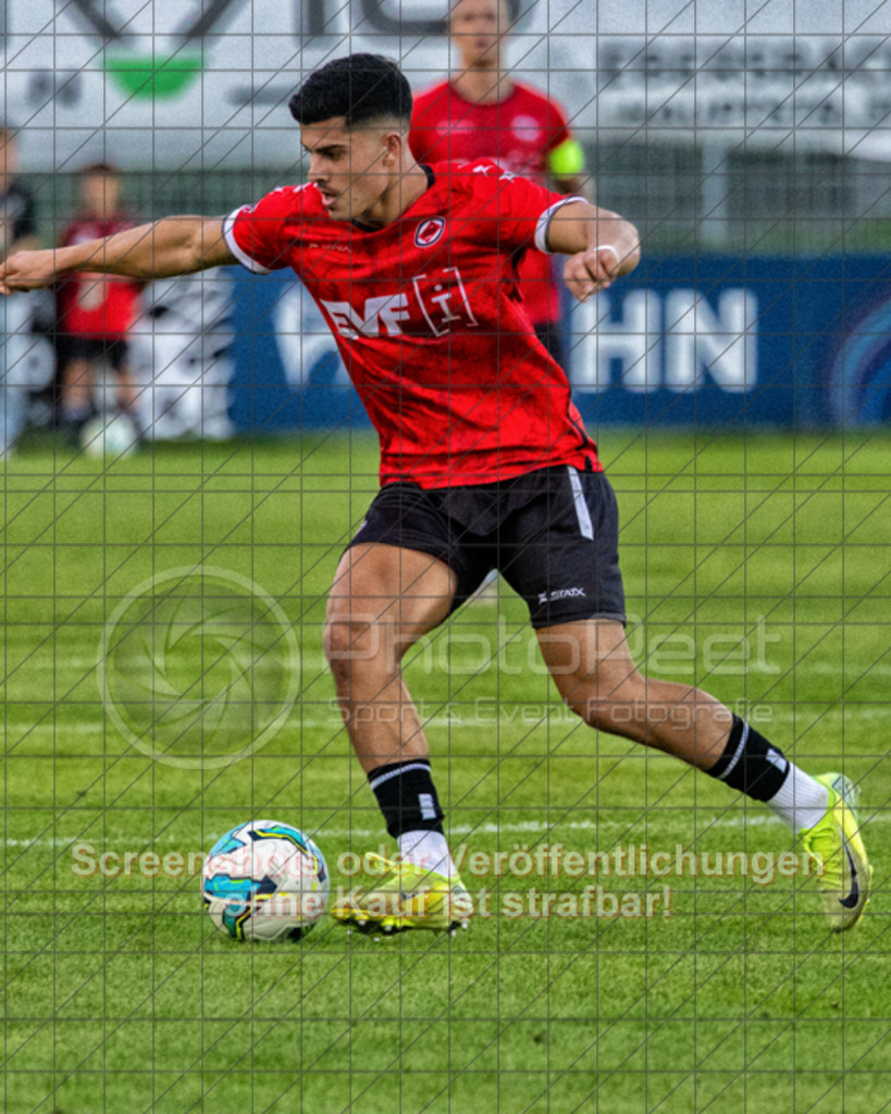 20250729_203736_0456-Bearbeitet | #,1.Göppinger SV (rot) vs. SV Stuttgarter Kickers (gelb), Fussball, DB-Regio-WFW-Pokal - wfv, 2.Runde, Saison 2025/2026, Rasensportplatz Stadion SV Göppingen, Hohenstaufenstr. 116, 73033 Göppingen, 29.07.2025 - 19:00 Uhr,Foto: PhotoPeet-Sportfotografie/Peter Harich