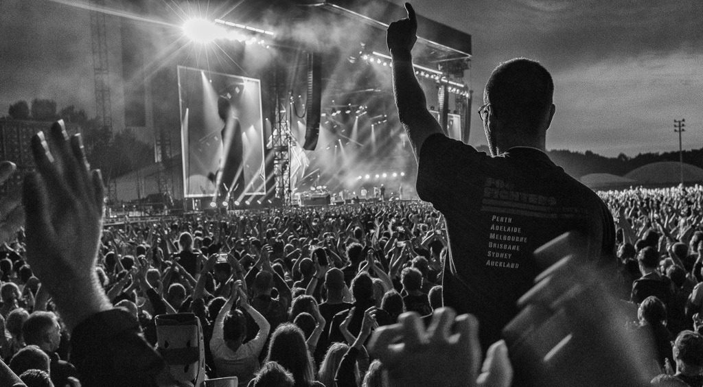 foo-fighters-2018-239 | Besucher beim Konzert der US-amerikanischen Rockband Foo Fighters auf der Trabrennbahn Hamburg-Bahrenfeld am 10. Juni 2018. - Realisiert mit Pictrs.com