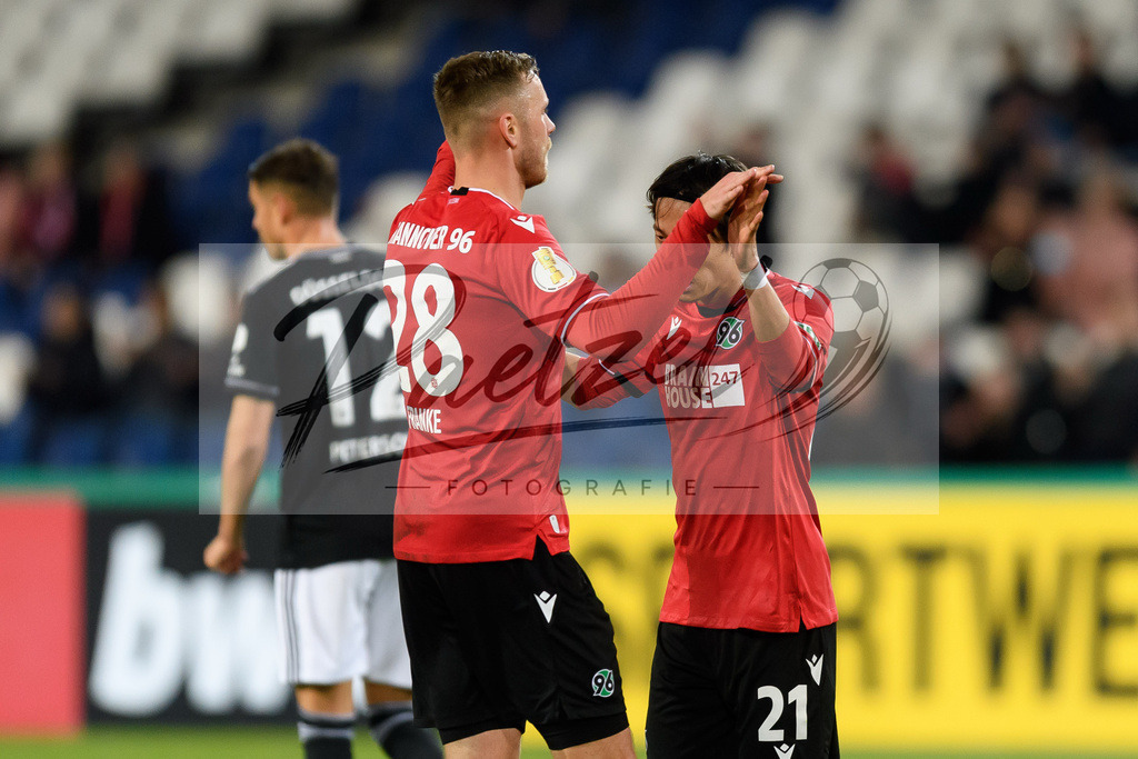 H96DUS20211027_068 | Fussball, Herren: Marcel Franke (Hannover 96) und Sei Muroya (Hannover 96) Schlussjubel, jubelt ueber den 3:0 Sieg bei dem Spiel der 2. Runde im DFB-Pokal zwischen Hannover 96 und Fortuna Duesseldorf in der HDI-Arena am 27.10.2021 in Hannover, Deutschland.DFB / DFL REGULATIONS PROHIBIT ANY USE OF PHOTOGRAPHS AS IMAGE SEQUENCES AND/OR QUASI-VIDEO. - Realisiert mit Pictrs.com