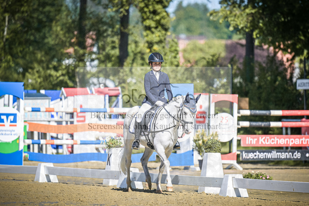 DOS_3806 | Entdecke hochwertige Reitturnierfotos von Foto Oger. Professionell, emotional und authentisch – jetzt Lieblingsmomente im Shop bestellen.Deutschlandweite Turnierfotografie. - Realisiert mit Pictrs.com