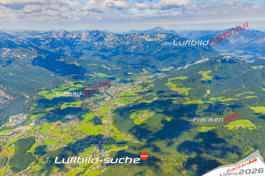 Luftaufnahme von Bad Goisern am Hallstättersee - Die Luftaufnahme wurde 2025 vom UL-Flugzeug heraus erstellt ( keine Drohne ) - Hochauflösende Luftaufnahme - für professionelle Ausdrucke geeignet. Die Geschenkidee !Mit Lizenz und Bildrechte bestellbar