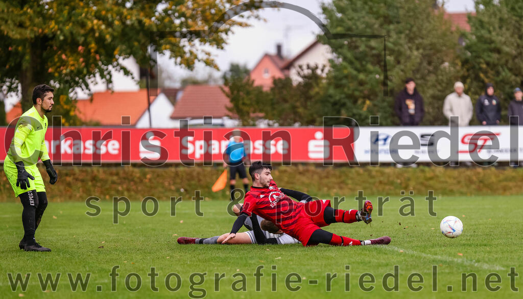 2023-10-15_043_SV_Eintracht_Berglern_gegen_FC_Tuerkguecue_Erding | Berglern, Deutschland, 15.10.2023:
Fußball, Kreisklasse 2023 / 2024, 10. Spieltag, SV Eintracht Berglern gegen FC Türkgücü Erding, Endergebnis: 1:0

Torwart Kerim Tuncel (FC Türk Gücü Erding, #1), Mert Gül (FC Türk Gücü Erding, #21), Thomas Schmid (SV Eintracht Berglern, #14)

Foto: Christian Riedel / fotografie-riedel.net