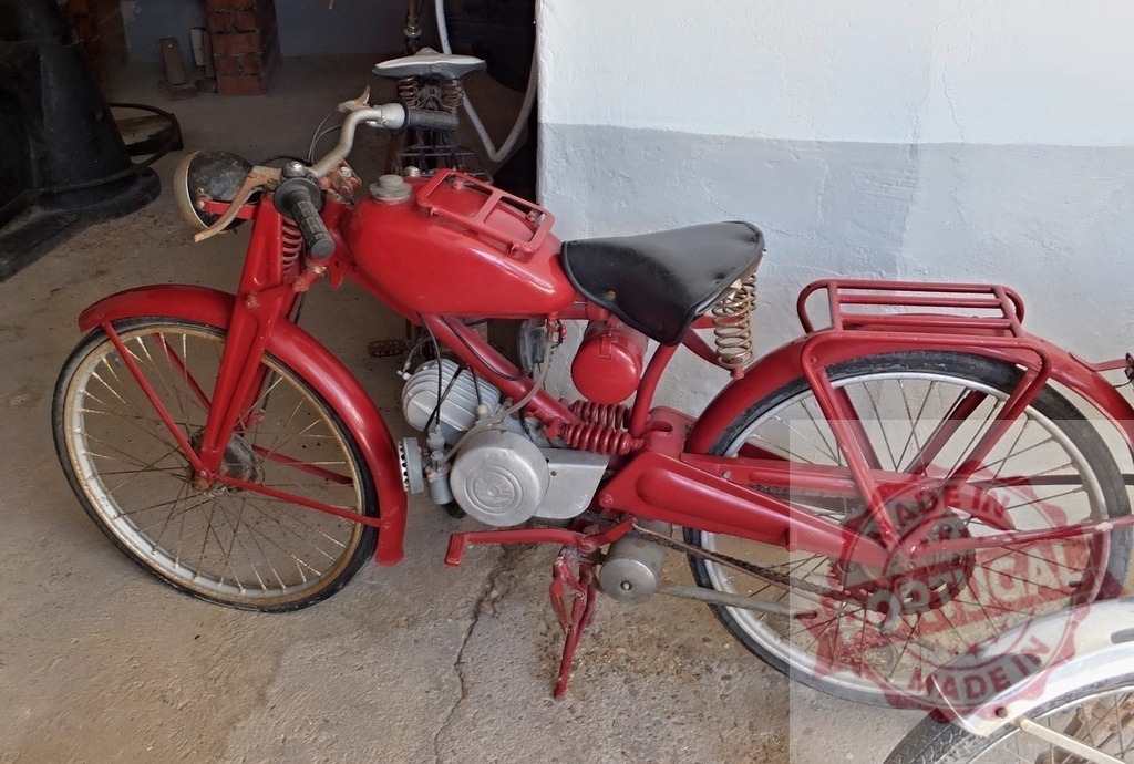 Classic red moped parked in garage, showing signs of age and wear | Vintage red moped with luggage rack, parked in a garage, evoking nostalgia for simpler times - Realisiert mit Pictrs.com