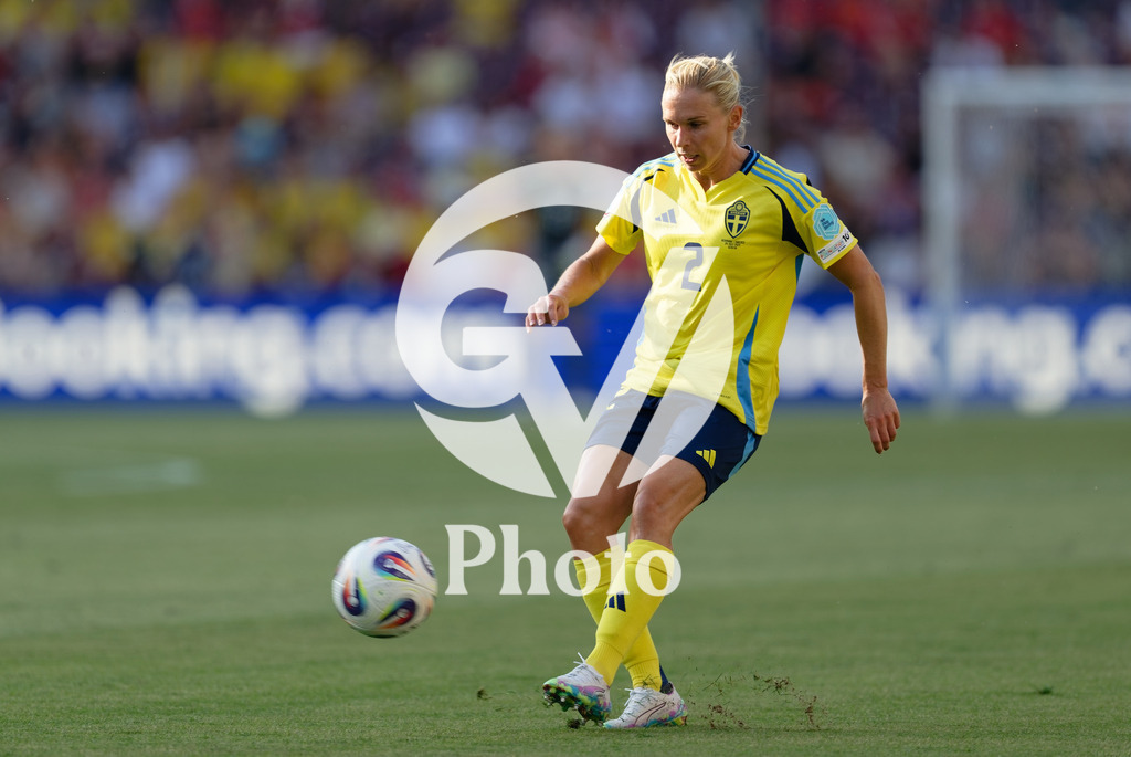 Denmark v Sweden - UEFA Women's EURO 2025 Group C | GENEVA, SWITZERLAND - JULY 4: Jonna Andersson of Sweden shoots  during the UEFA Womens EURO 2025 Group C match between Denmark and Sweden at Stade de Geneve on July 4, 2025 in Geneva, Switzerland. (Photo by Giuseppe Velletri/Sports Press Photo/Getty Images)